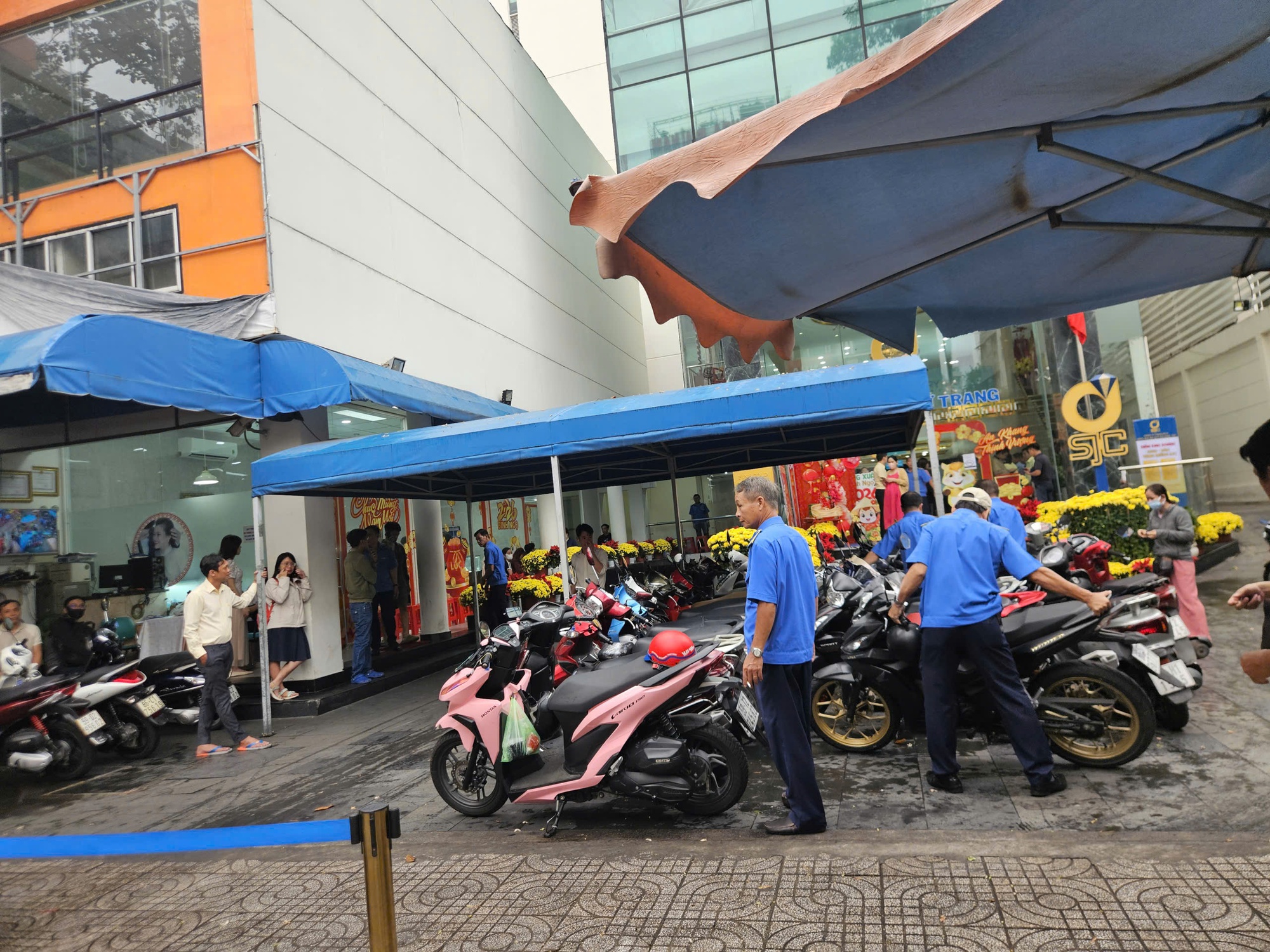 Diễn biến bất ngờ của giá vàng ngày vía Thần Tài 2026 - Ảnh 4. Diễn biến bất ngờ của giá vàng ngày vía Thần Tài 2026 - Ảnh 4.