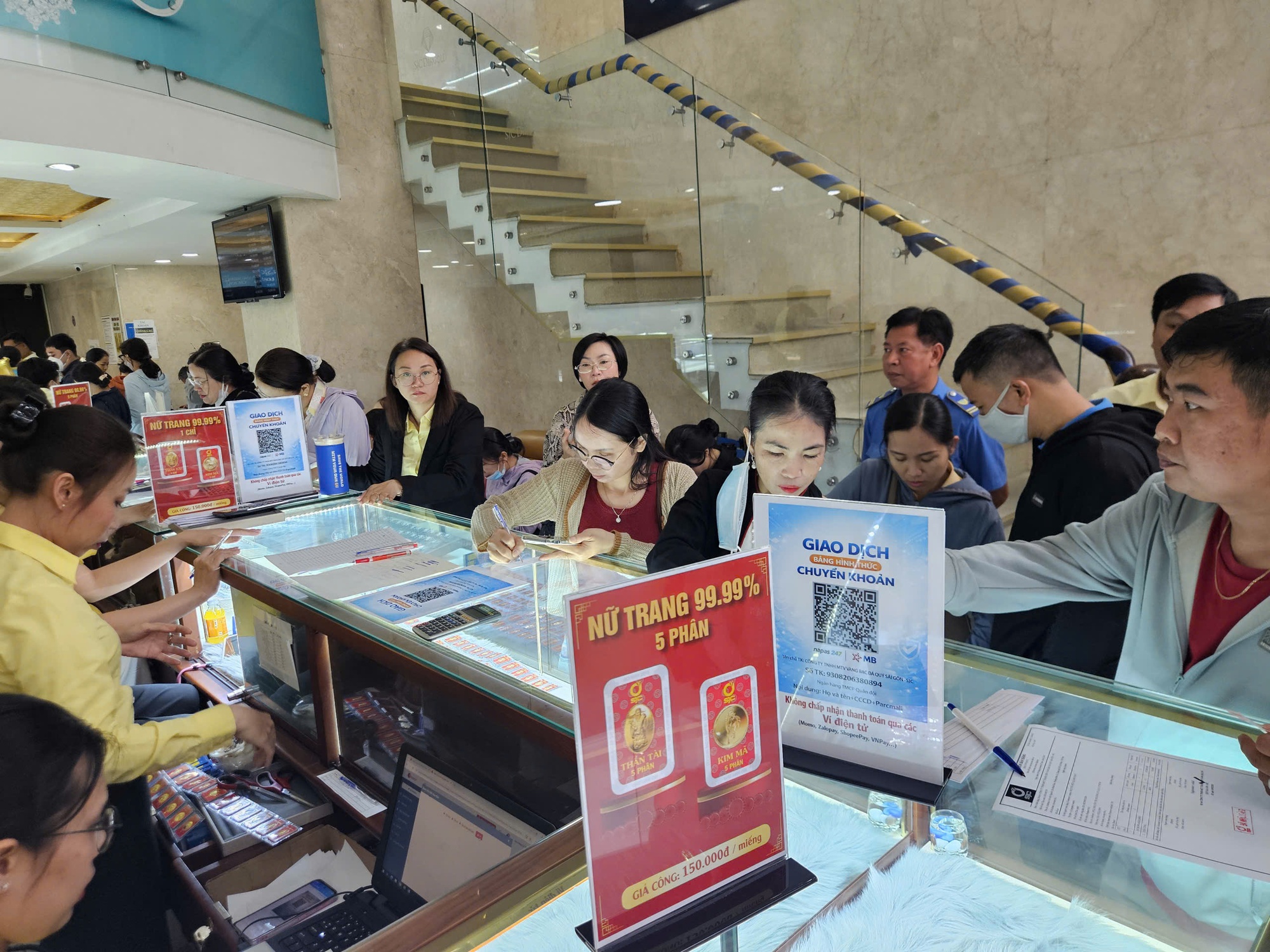 Diễn biến bất ngờ của giá vàng ngày vía Thần Tài 2026 - Ảnh 3. Diễn biến bất ngờ của giá vàng ngày vía Thần Tài 2026 - Ảnh 3.