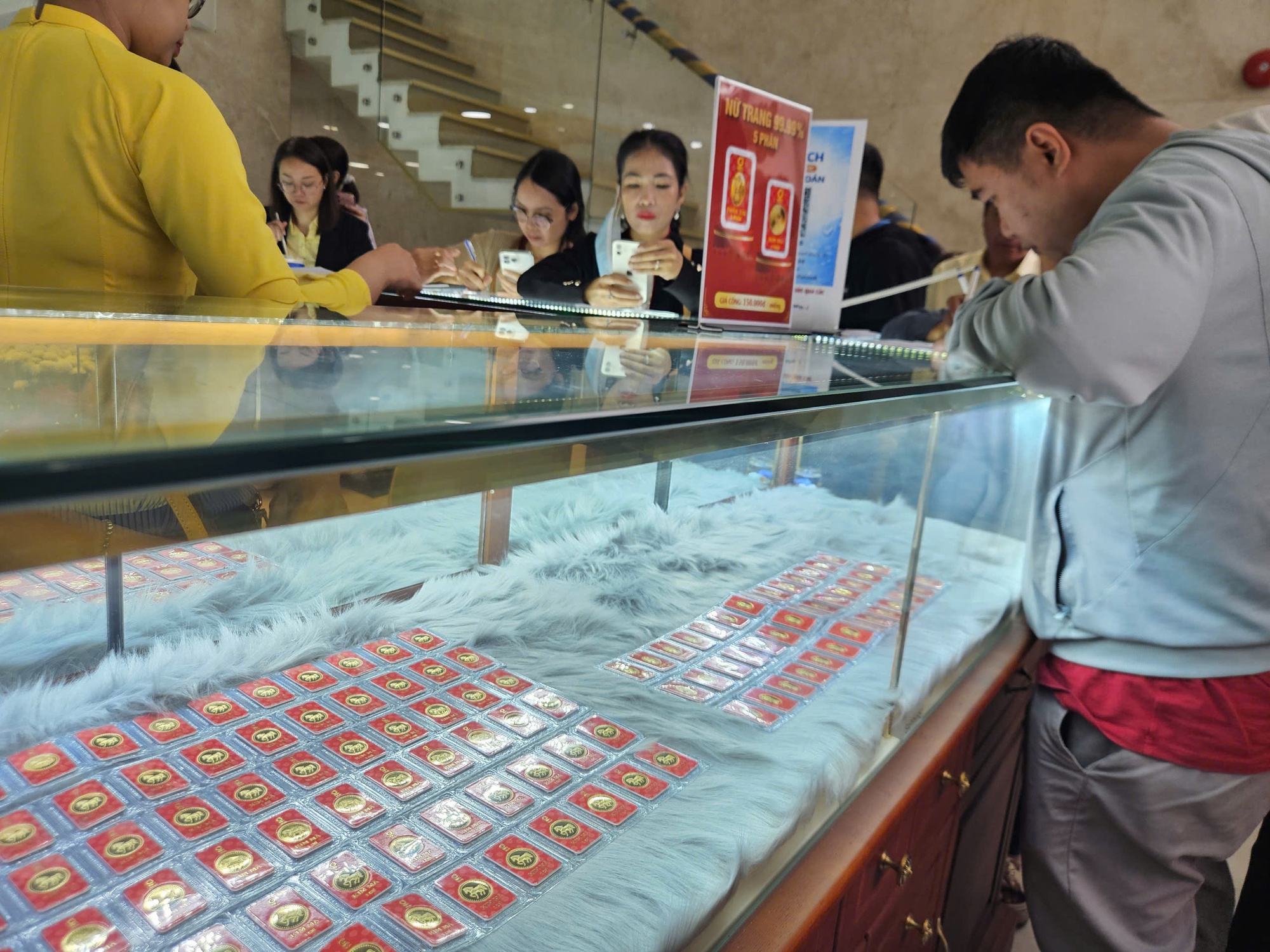 Diễn biến bất ngờ của giá vàng ngày vía Thần Tài 2026 - Ảnh 5. Diễn biến bất ngờ của giá vàng ngày vía Thần Tài 2026 - Ảnh 5.