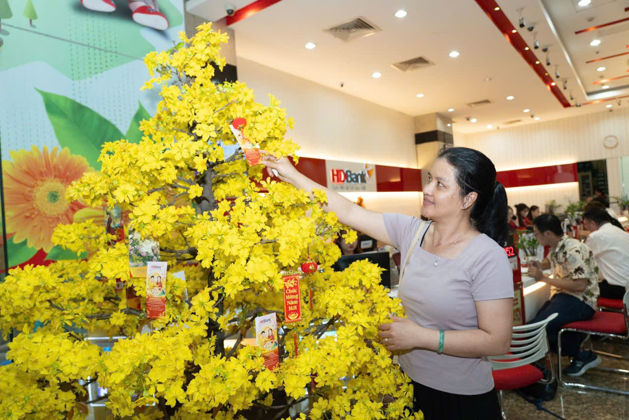 Ngày vía Thần Tài 2026: Khách đua gửi tiết kiệm nhận vàng và tiền mặt hấp dẫn - Ảnh 3.