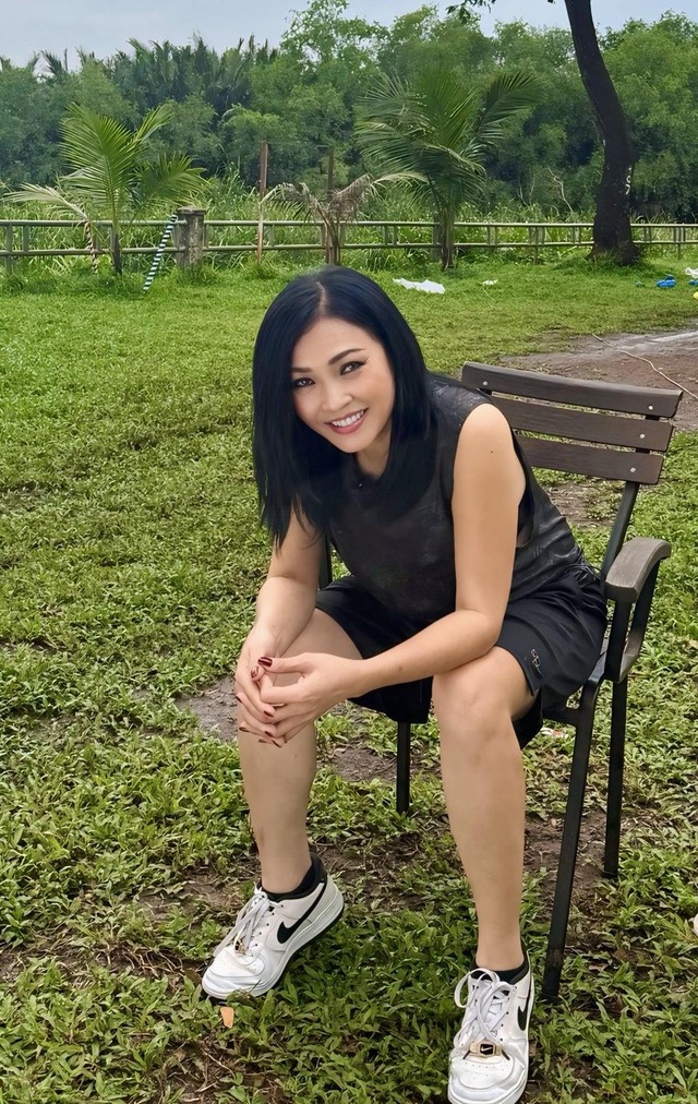 Nữ ca sĩ đình đám U55 công khai lấy trai miền núi, không biết tiếng Việt, luôn sợ chồng ghen vì điều này - Ảnh 3.