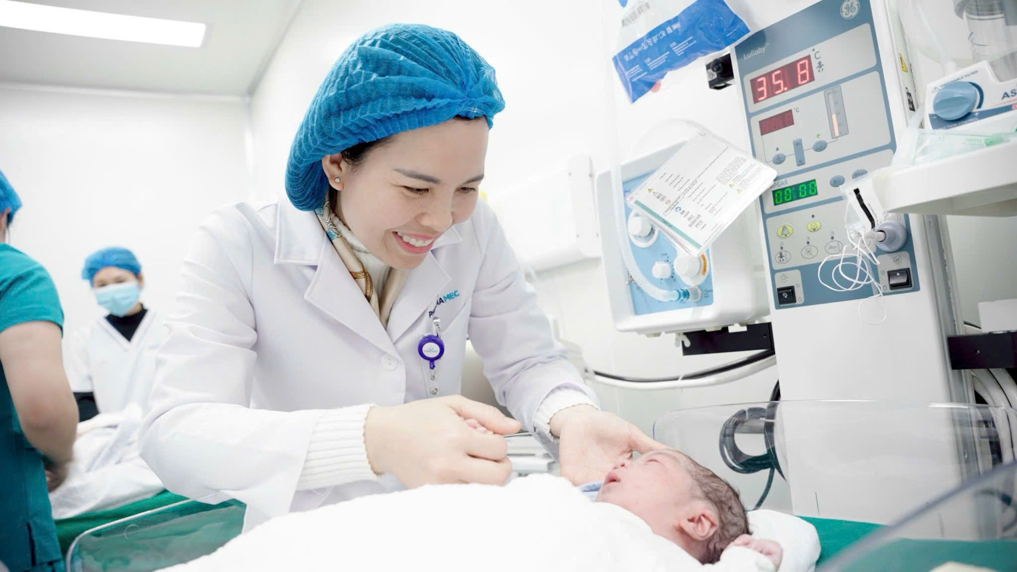 Nữ bác sĩ chữa bệnh cho những em bé nằm trong bụng mẹ: "Mình luôn học hỏi và phát triển không ngừng nghỉ vì… THƯƠNG" - Ảnh 1.