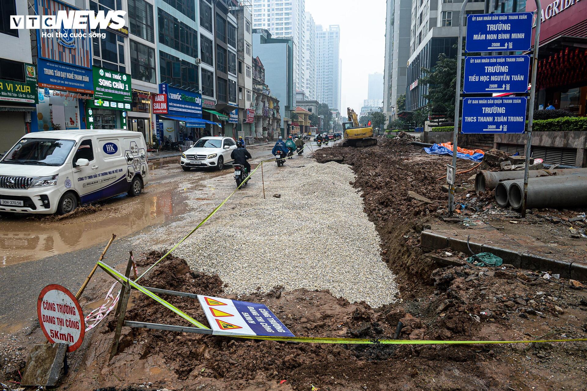 Dự án đường Nguyễn Tuân 400 tỷ ở Hà Nội ngổn ngang sau Tết , ảnh hưởng kinh tế người dân - Ảnh 9. Dự án đường Nguyễn Tuân 400 tỷ ở Hà Nội ngổn ngang sau Tết , ảnh hưởng kinh tế người dân - Ảnh 9.