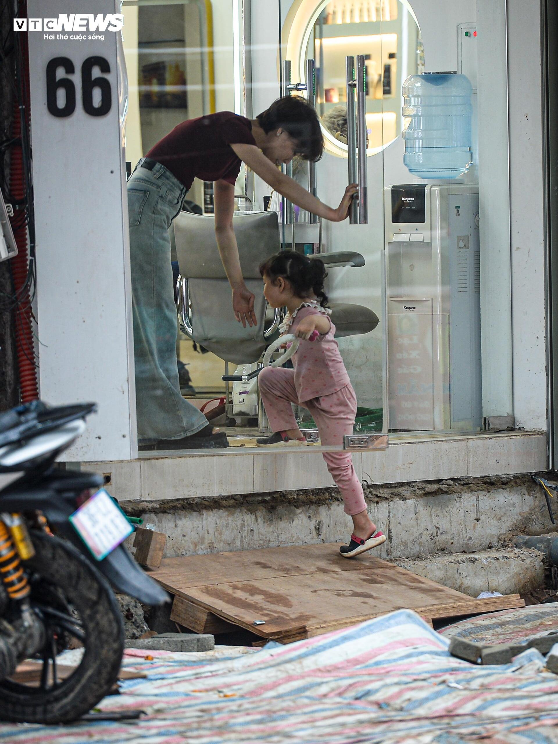 Dự án đường Nguyễn Tuân 400 tỷ ở Hà Nội ngổn ngang sau Tết , ảnh hưởng kinh tế người dân - Ảnh 13. Dự án đường Nguyễn Tuân 400 tỷ ở Hà Nội ngổn ngang sau Tết , ảnh hưởng kinh tế người dân - Ảnh 13.