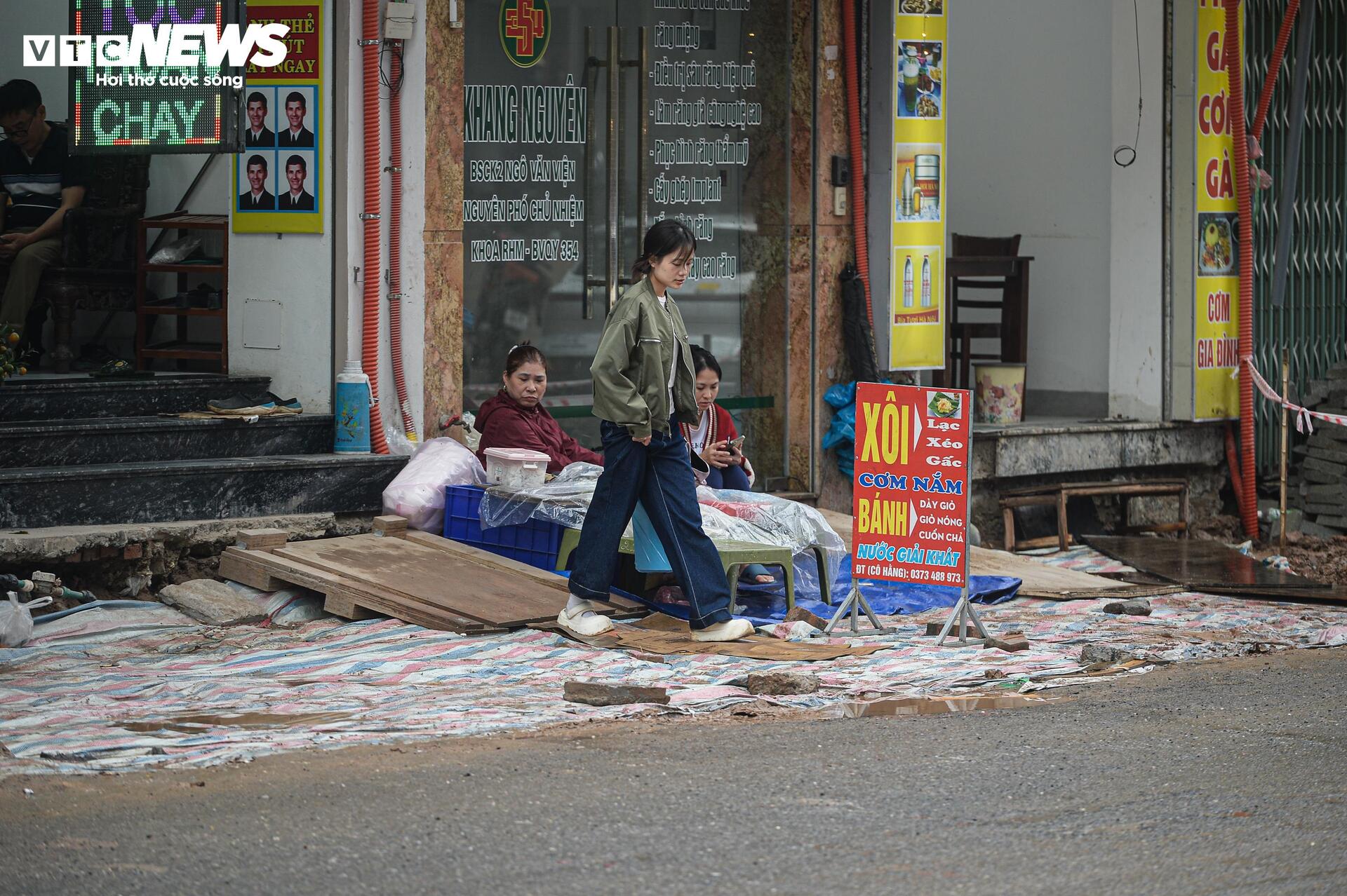 Dự án đường Nguyễn Tuân 400 tỷ ở Hà Nội ngổn ngang sau Tết , ảnh hưởng kinh tế người dân - Ảnh 15. Dự án đường Nguyễn Tuân 400 tỷ ở Hà Nội ngổn ngang sau Tết , ảnh hưởng kinh tế người dân - Ảnh 15.