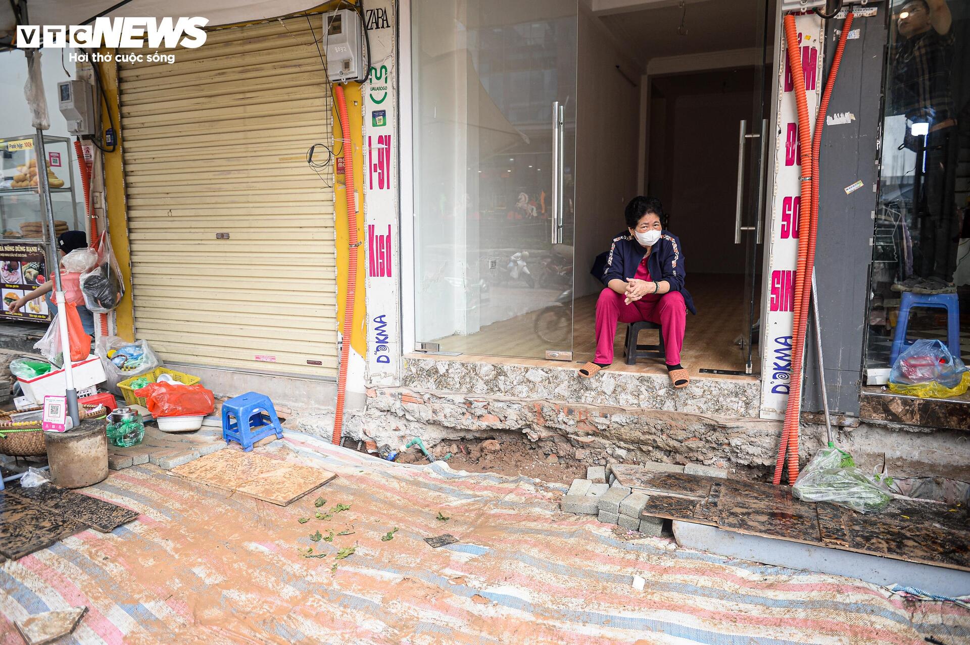 Dự án đường Nguyễn Tuân 400 tỷ ở Hà Nội ngổn ngang sau Tết , ảnh hưởng kinh tế người dân - Ảnh 12. Dự án đường Nguyễn Tuân 400 tỷ ở Hà Nội ngổn ngang sau Tết , ảnh hưởng kinh tế người dân - Ảnh 12.