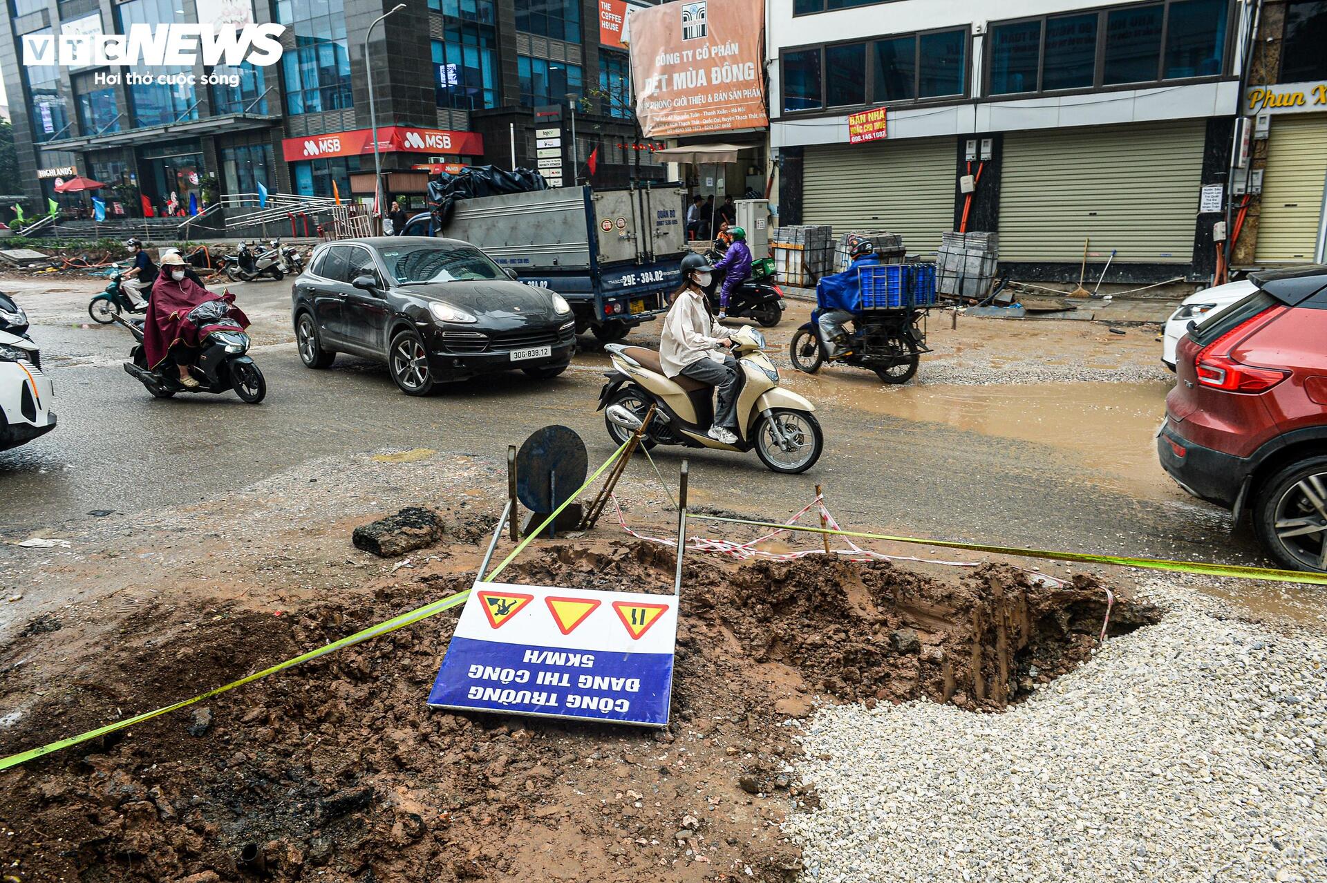 Dự án đường Nguyễn Tuân 400 tỷ ở Hà Nội ngổn ngang sau Tết , ảnh hưởng kinh tế người dân - Ảnh 7. Dự án đường Nguyễn Tuân 400 tỷ ở Hà Nội ngổn ngang sau Tết , ảnh hưởng kinh tế người dân - Ảnh 7.