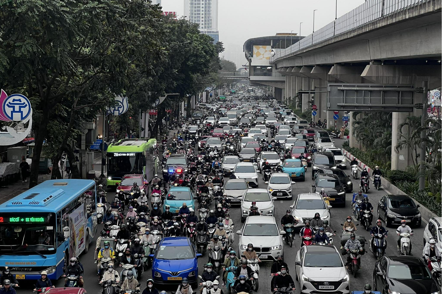 Hà Nội đặt mục tiêu chuyển đổi 64 % taxi xăng dầu sang điện vào năm 2026 - Ảnh 1. Hà Nội đặt mục tiêu chuyển đổi 64 % taxi xăng dầu sang điện vào năm 2026 - Ảnh 1.