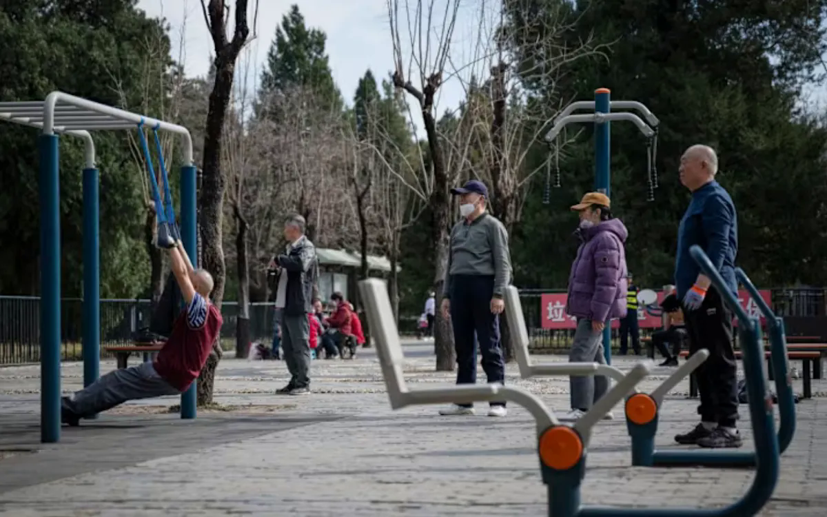 Hệ thống y tế Trung Quốc chạy đua với tốc độ già hóa dân số - Ảnh 1.