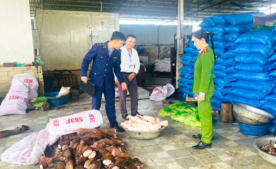 Phát hiện gần 6 tấn chân trâu, bò bốc mùi hôi thối chuẩn bị đưa ra quán nhậu - Ảnh 1.