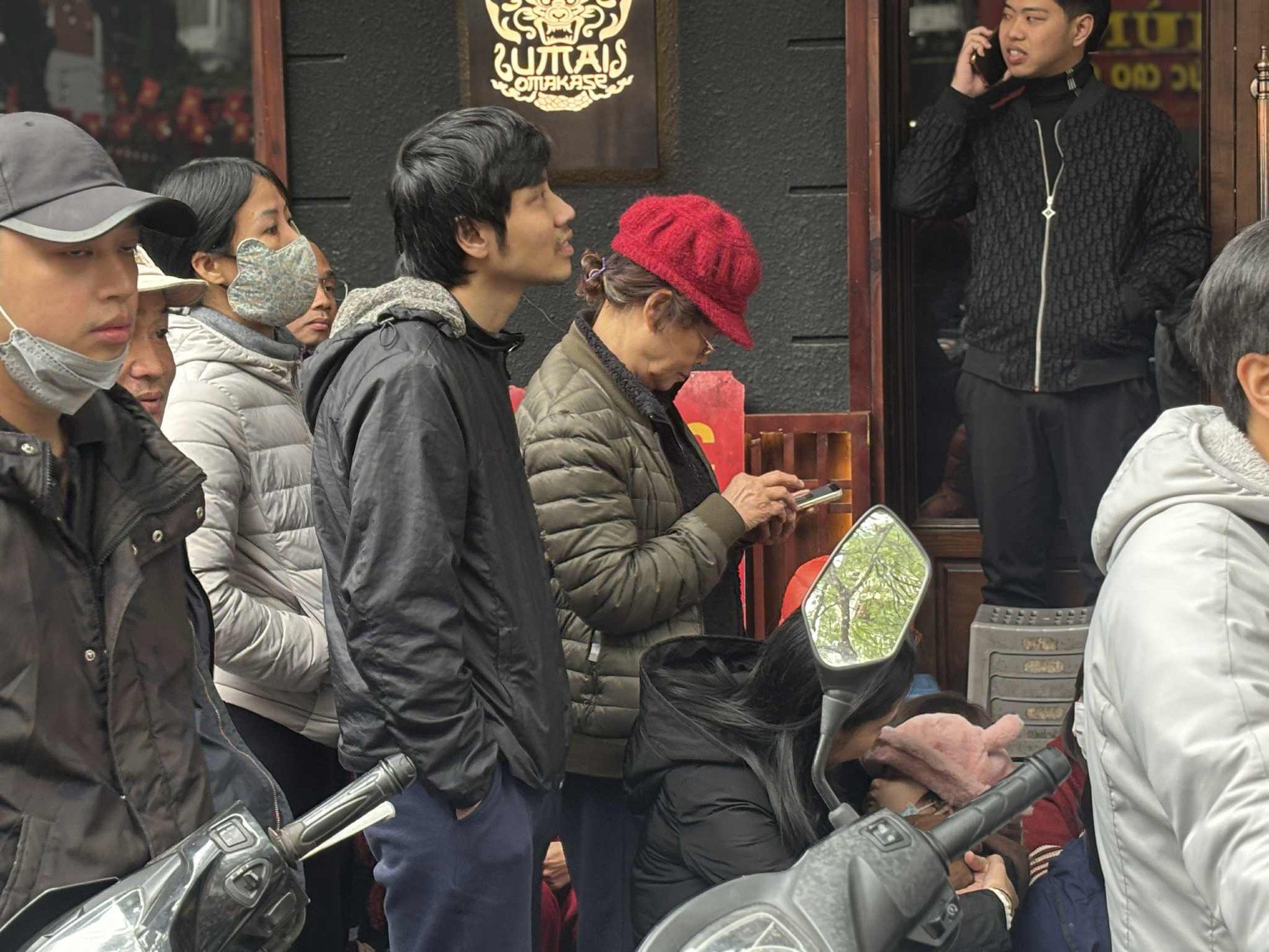 Sát Tết, người Hà Nội xếp hàng đông nghịt từ 3h sáng, bế cả con nhỏ đi cùng để chờ mua vàng: 2 tháng sau mới được nhận! - Ảnh 5.