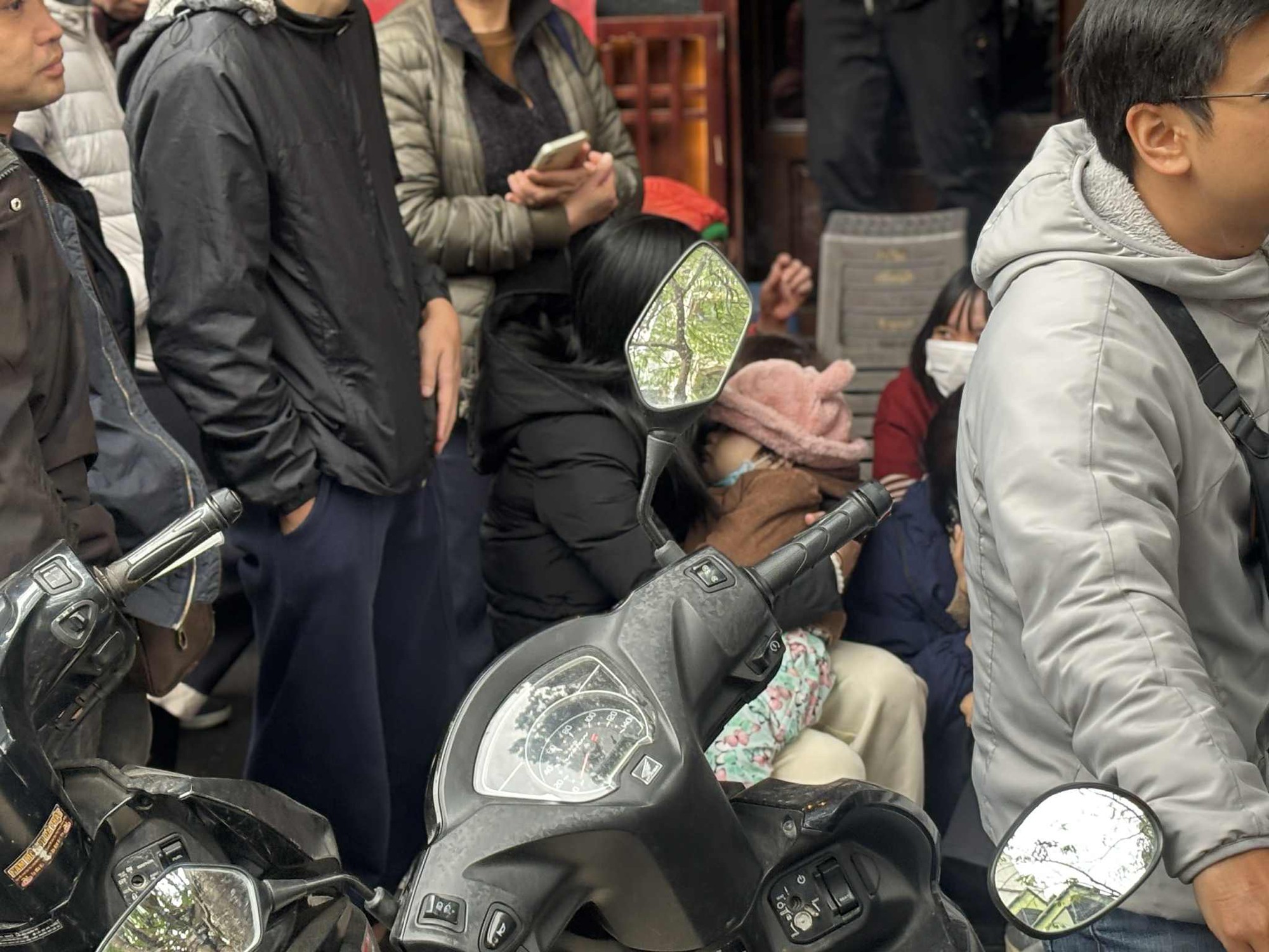 Sát Tết, người Hà Nội xếp hàng đông nghịt từ 3h sáng, bế cả con nhỏ đi cùng để chờ mua vàng: 2 tháng sau mới được nhận! - Ảnh 2.