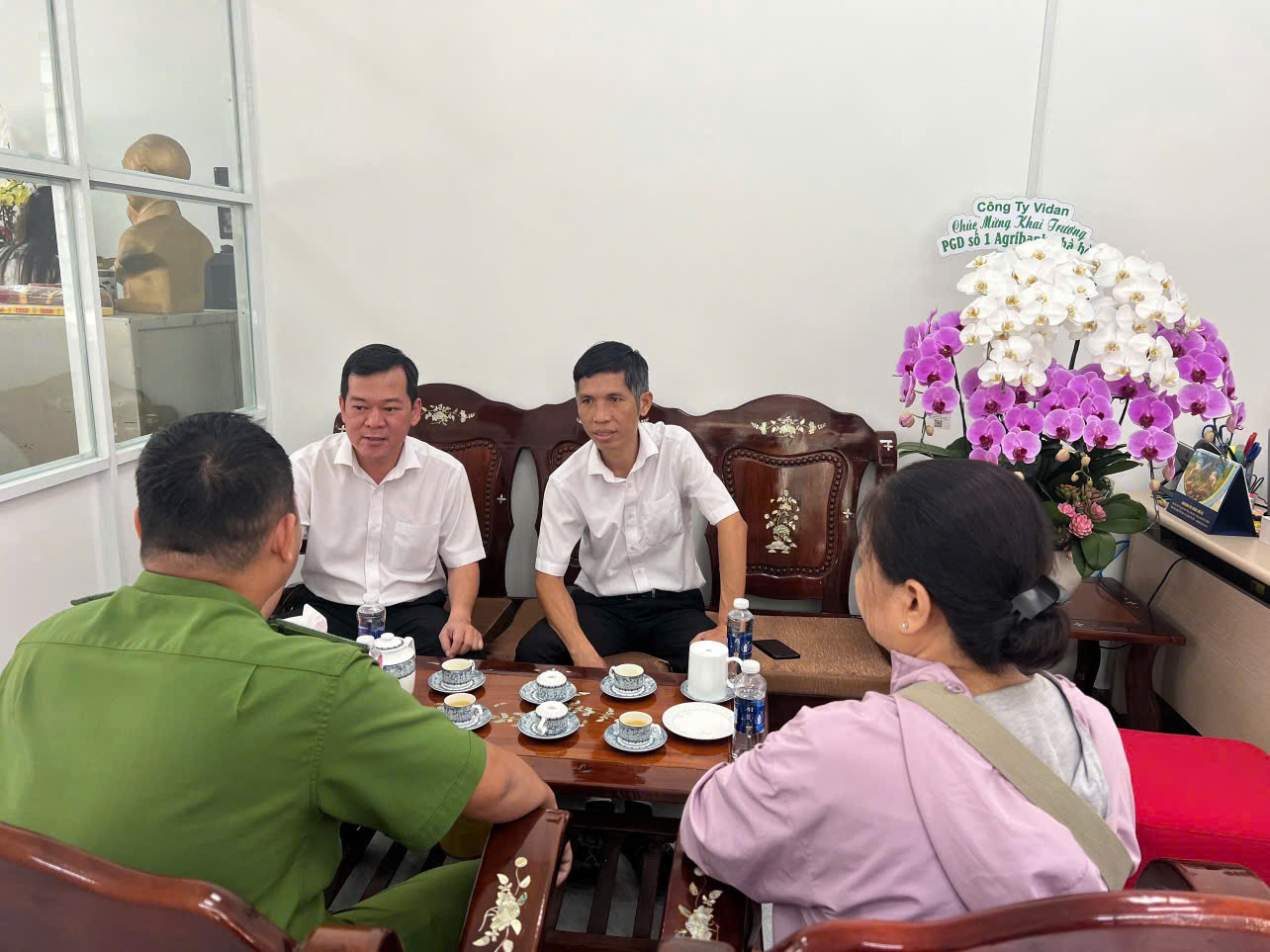 Cầm cố sổ tiết kiệm Agribank để chuyển đi 200 triệu đồng: Nhân viên tạm dừng giao dịch, báo công an - Ảnh 1.