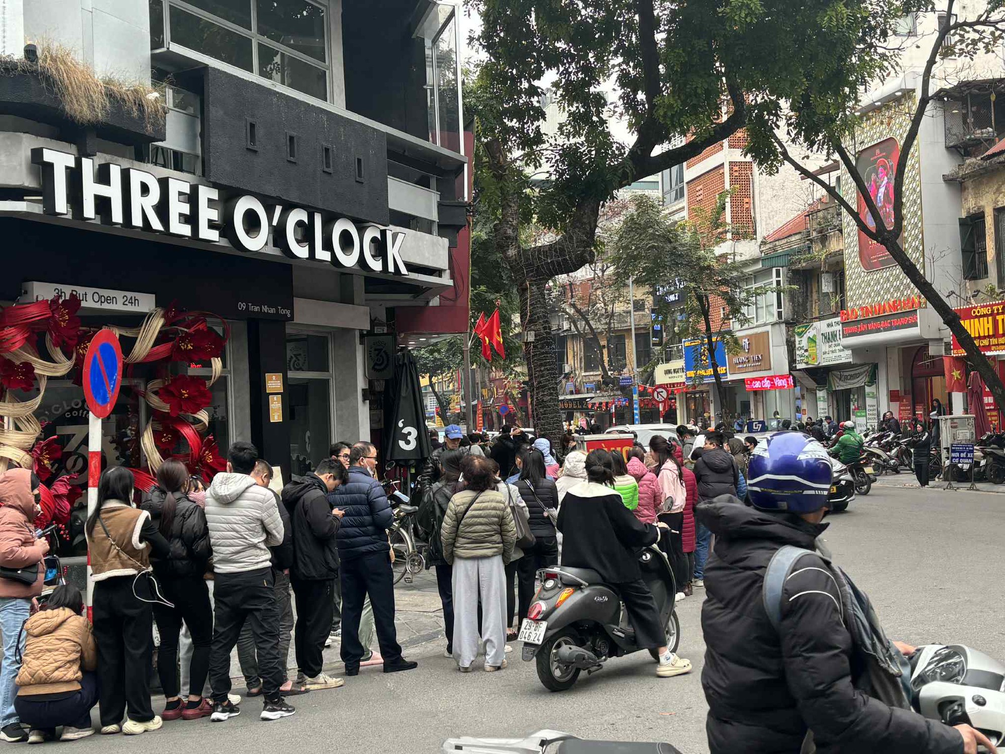 Sát Tết, người Hà Nội xếp hàng đông nghịt từ 3h sáng, bế cả con nhỏ đi cùng để chờ mua vàng: 2 tháng sau mới được nhận! - Ảnh 6.