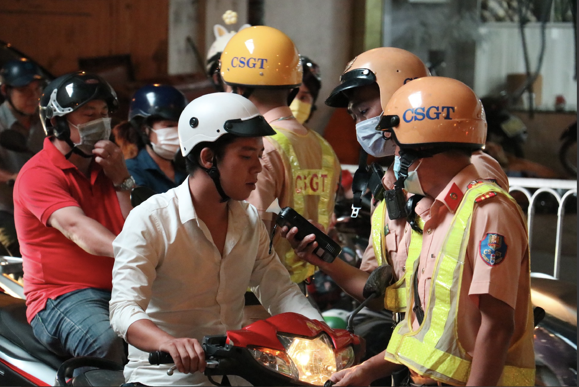 CSGT toàn quốc kiểm tra nồng độ cồn từ 10 giờ sáng mùng 1 Tết Bính Ngọ 2026 - Ảnh 1. CSGT toàn quốc kiểm tra nồng độ cồn từ 10 giờ sáng mùng 1 Tết Bính Ngọ 2026 - Ảnh 1.