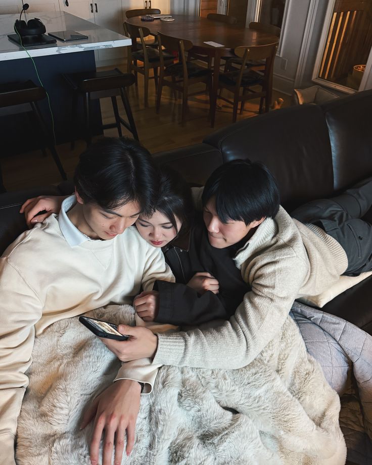 Tưởng là khen ngợi, hiểu biết nhưng 3 hành vi này đang phơi bày “EQ thấp”- Ảnh 1.