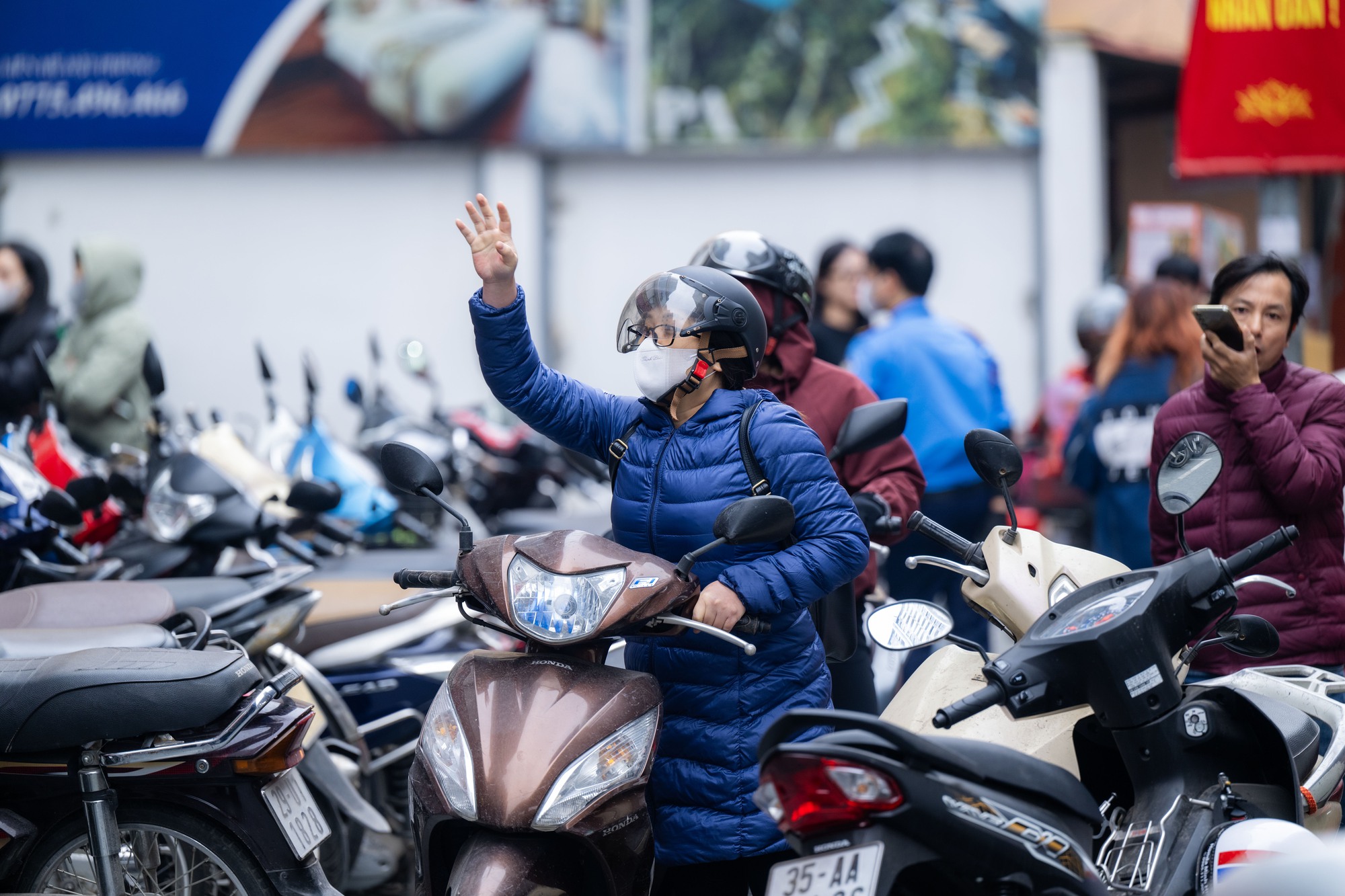 Người dân xếp hàng mua vàng Cầu Giấy giữa thời điểm giá vàng tăng cao - Ảnh 4.