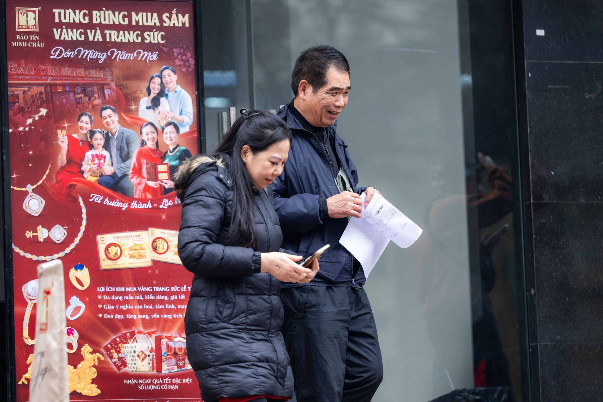 Người dân xếp hàng mua vàng Cầu Giấy giữa thời điểm giá vàng tăng cao - Ảnh 5.