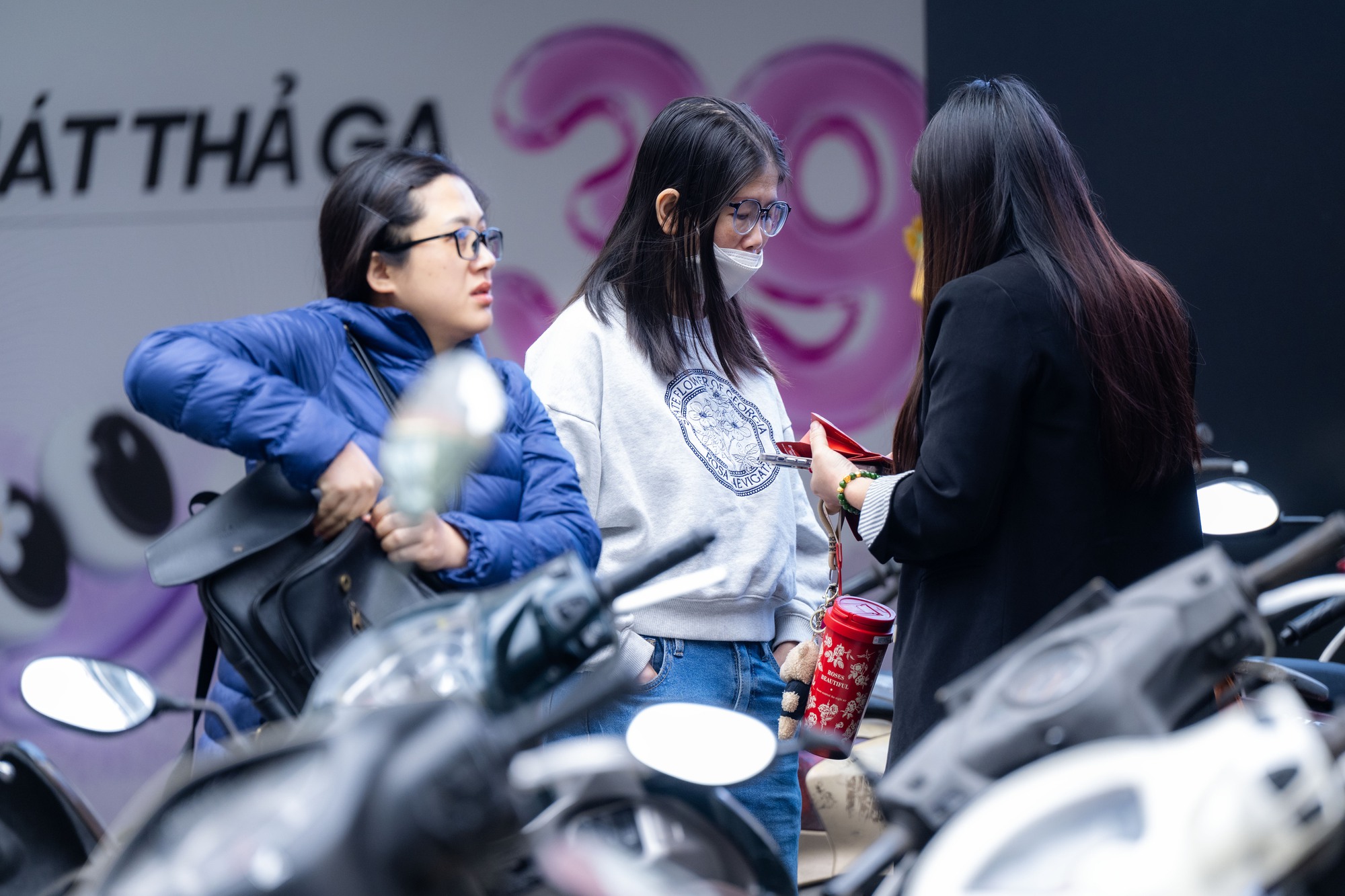 Người dân xếp hàng mua vàng Cầu Giấy giữa thời điểm giá vàng tăng cao - Ảnh 7.