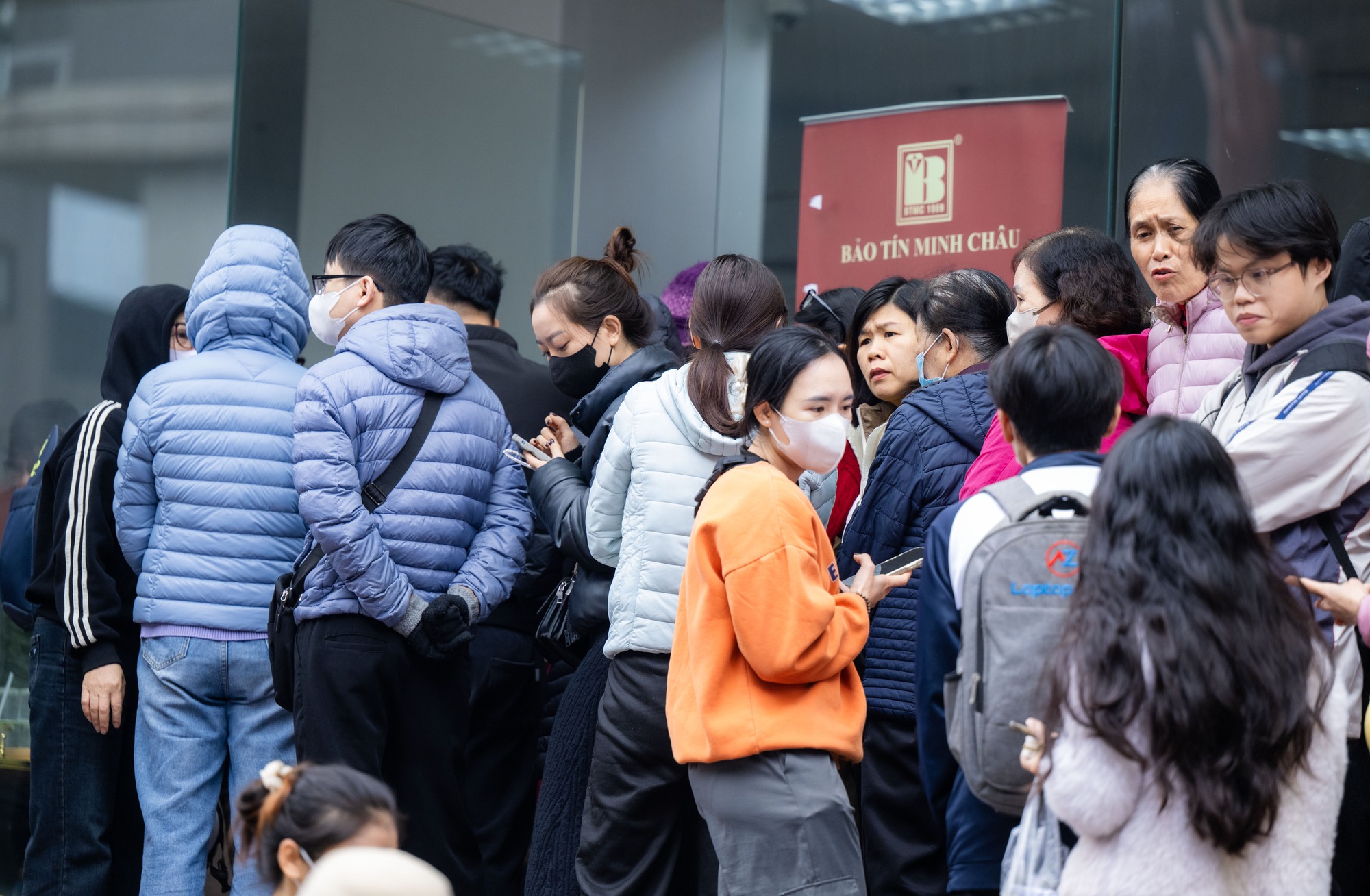 Người dân xếp hàng mua vàng Cầu Giấy giữa thời điểm giá vàng tăng cao - Ảnh 9.