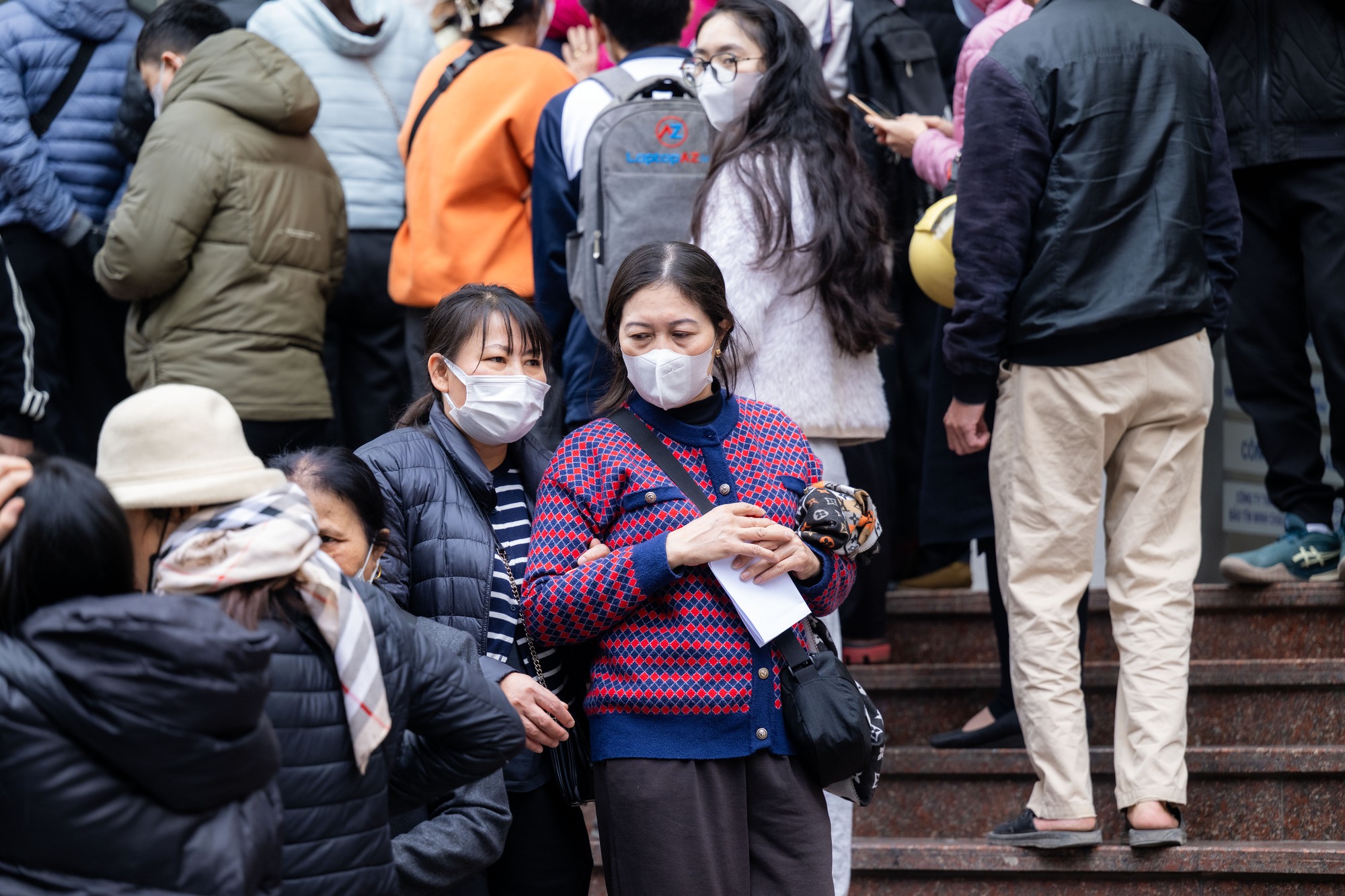 Người dân xếp hàng mua vàng Cầu Giấy giữa thời điểm giá vàng tăng cao - Ảnh 1.