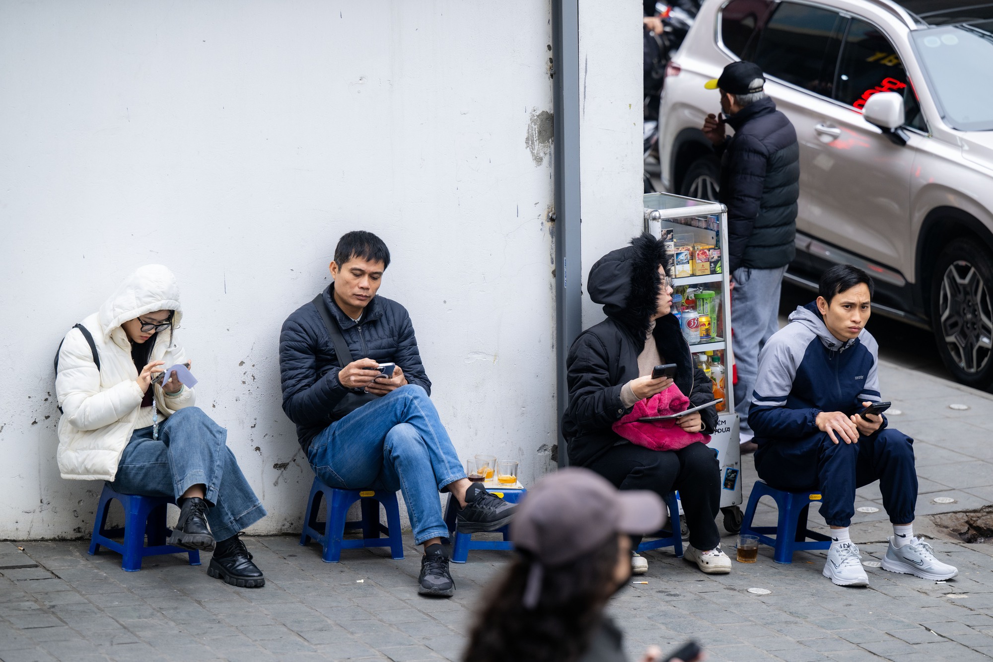 Người dân xếp hàng mua vàng Cầu Giấy giữa thời điểm giá vàng tăng cao - Ảnh 2.