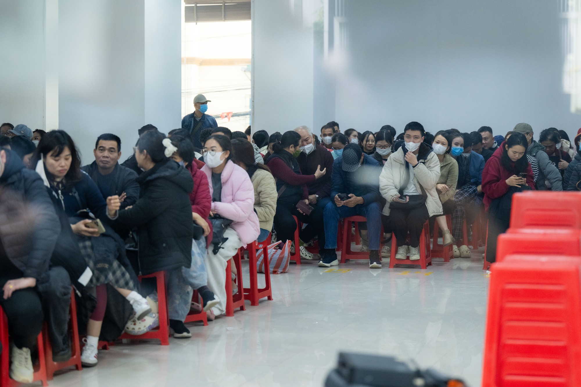 Người dân xếp hàng mua vàng Cầu Giấy giữa thời điểm giá vàng tăng cao - Ảnh 3.