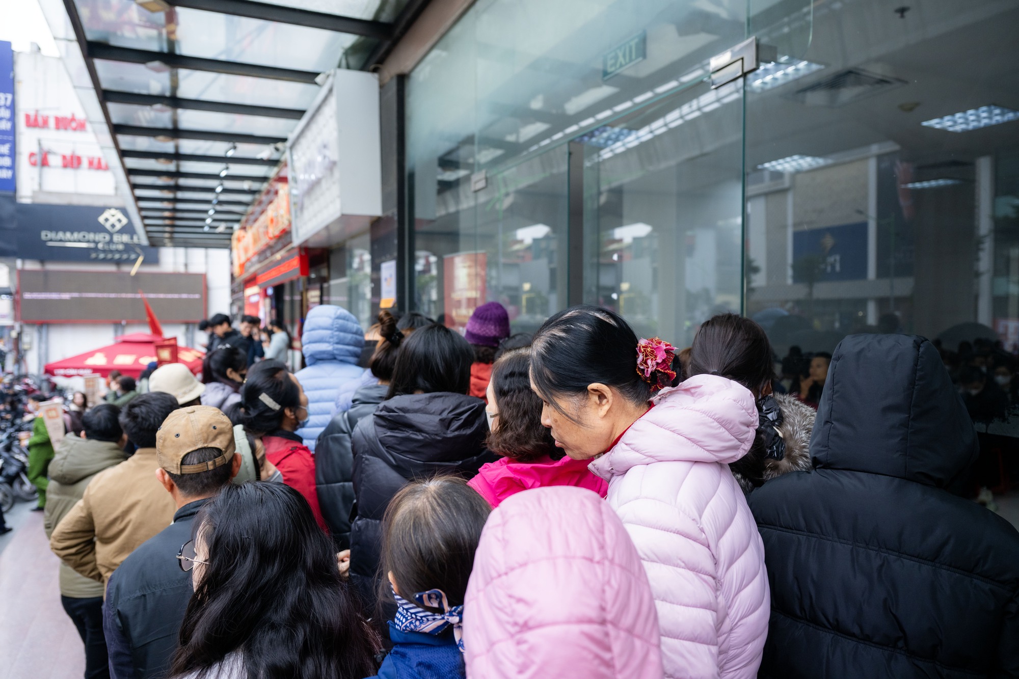 Người dân xếp hàng mua vàng Cầu Giấy giữa thời điểm giá vàng tăng cao - Ảnh 13.