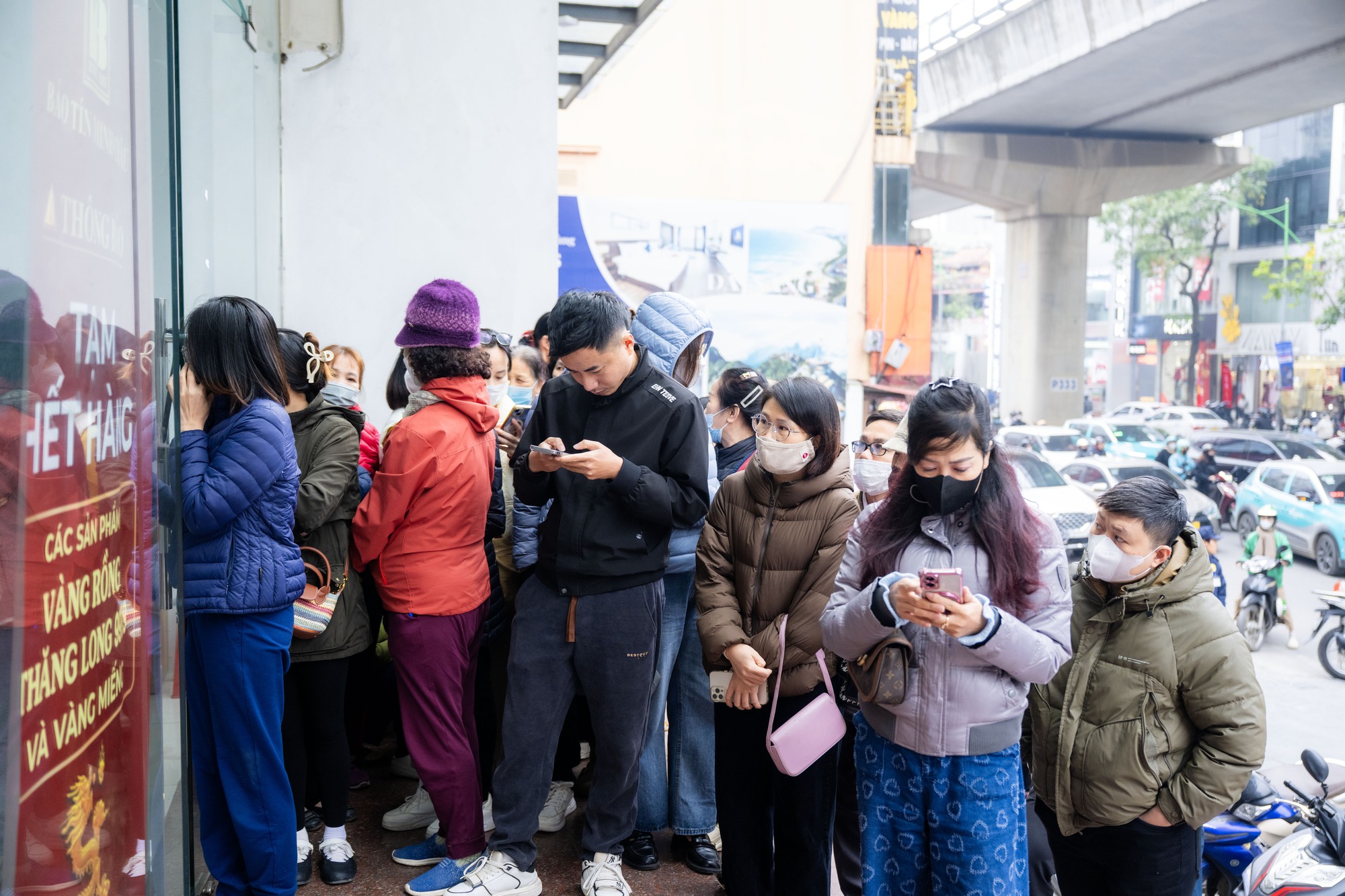 Người dân xếp hàng mua vàng Cầu Giấy giữa thời điểm giá vàng tăng cao - Ảnh 6.