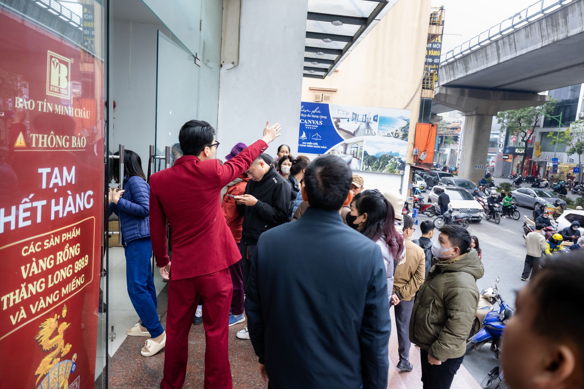 Người dân xếp hàng mua vàng Cầu Giấy giữa thời điểm giá vàng tăng cao - Ảnh 8.