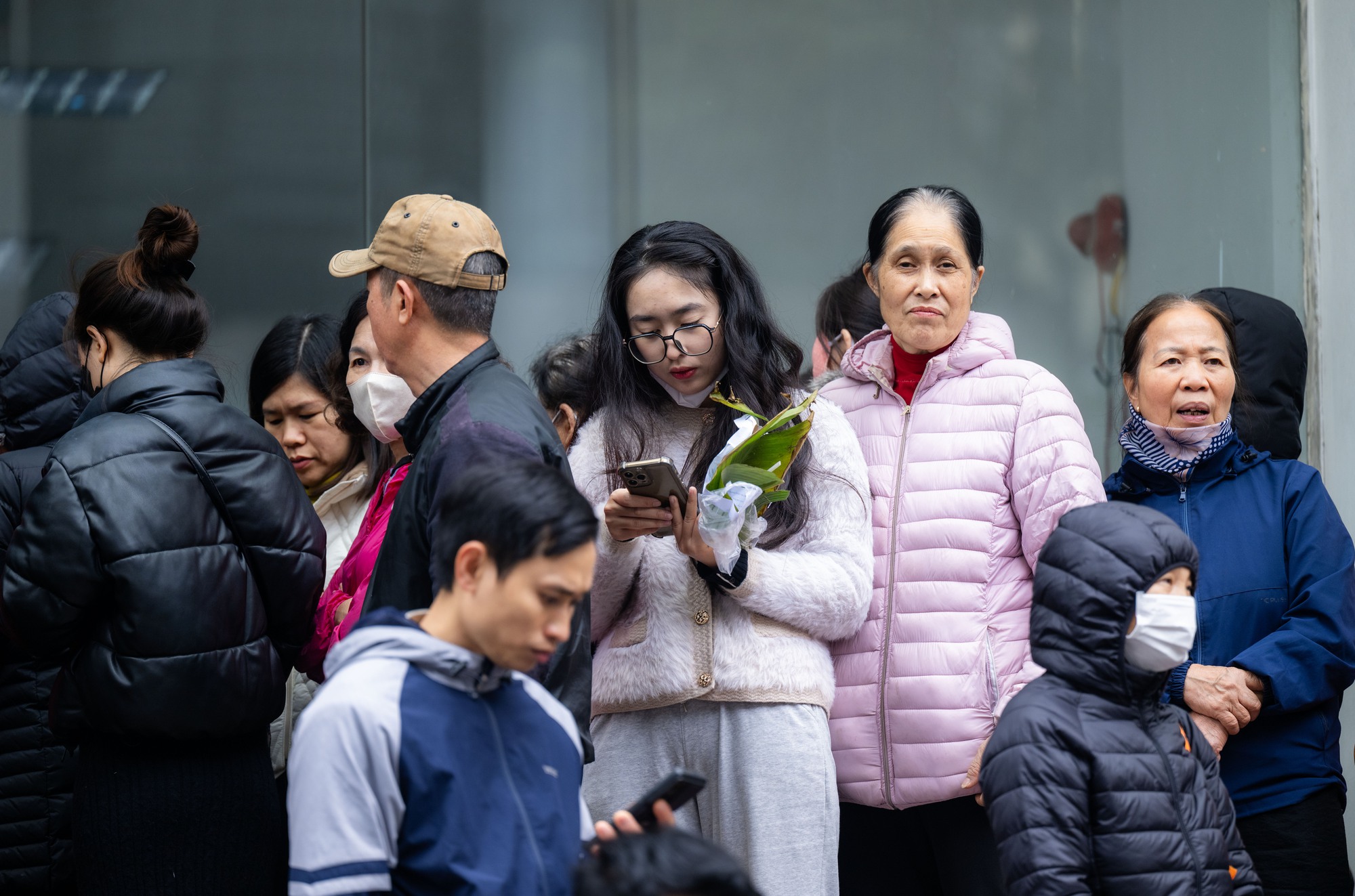 Người dân xếp hàng mua vàng Cầu Giấy giữa thời điểm giá vàng tăng cao - Ảnh 12.