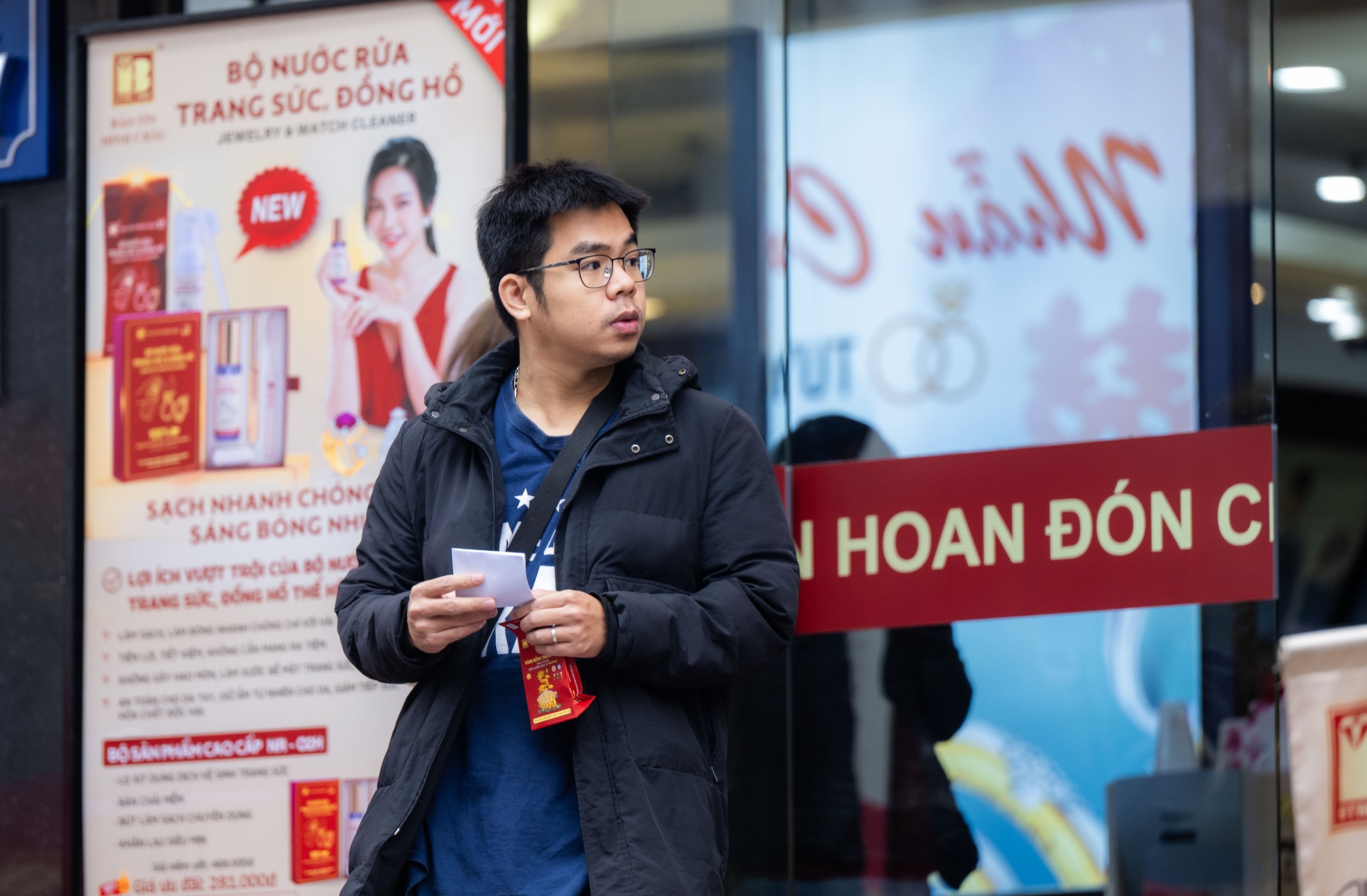 Người dân xếp hàng mua vàng Cầu Giấy giữa thời điểm giá vàng tăng cao - Ảnh 11.