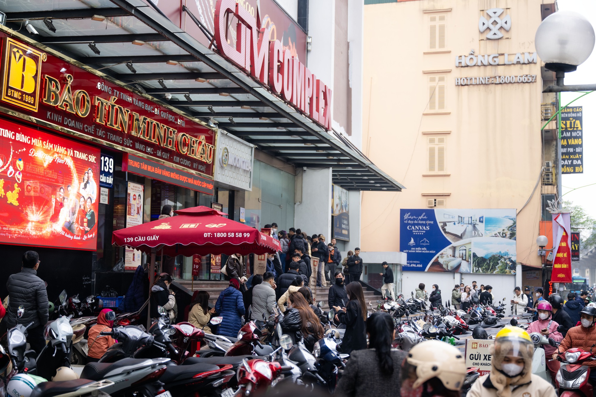 Người dân xếp hàng mua vàng Cầu Giấy giữa thời điểm giá vàng tăng cao - Ảnh 10.