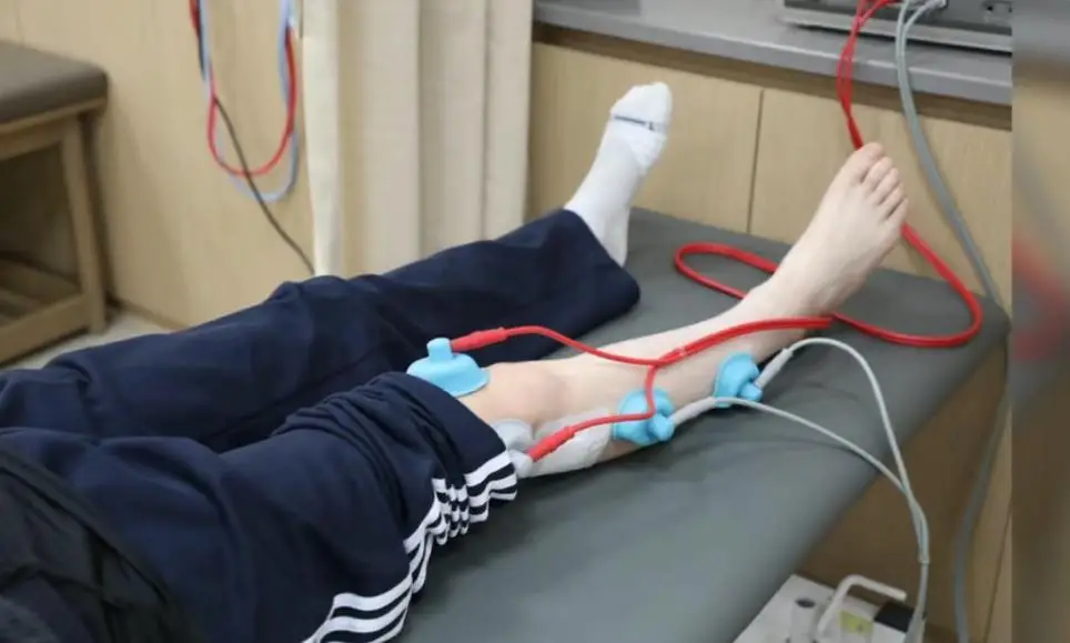 Thói quen ngồi vắt chéo chân có thể gây tàn tật suốt đời cho nam sinh lớp 10 - Ảnh 2.