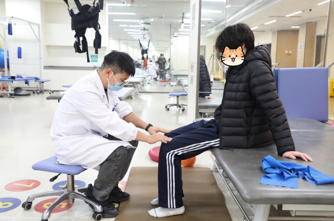 Thói quen ngồi vắt chéo chân có thể gây tàn tật suốt đời cho nam sinh lớp 10 - Ảnh 1.