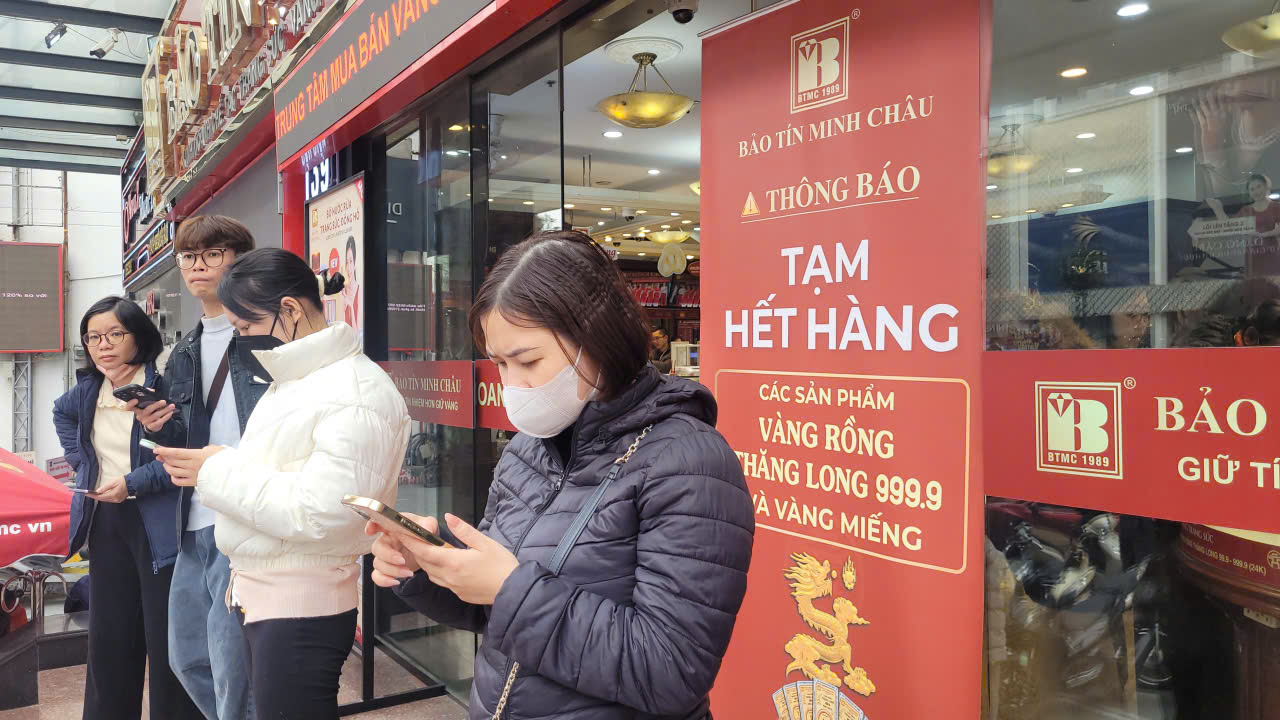 Cửa hàng vàng hết hàng , hàng trăm người chờ đợi mua vàng bạc ngày 3 - 2 - 2026 - Ảnh 1.