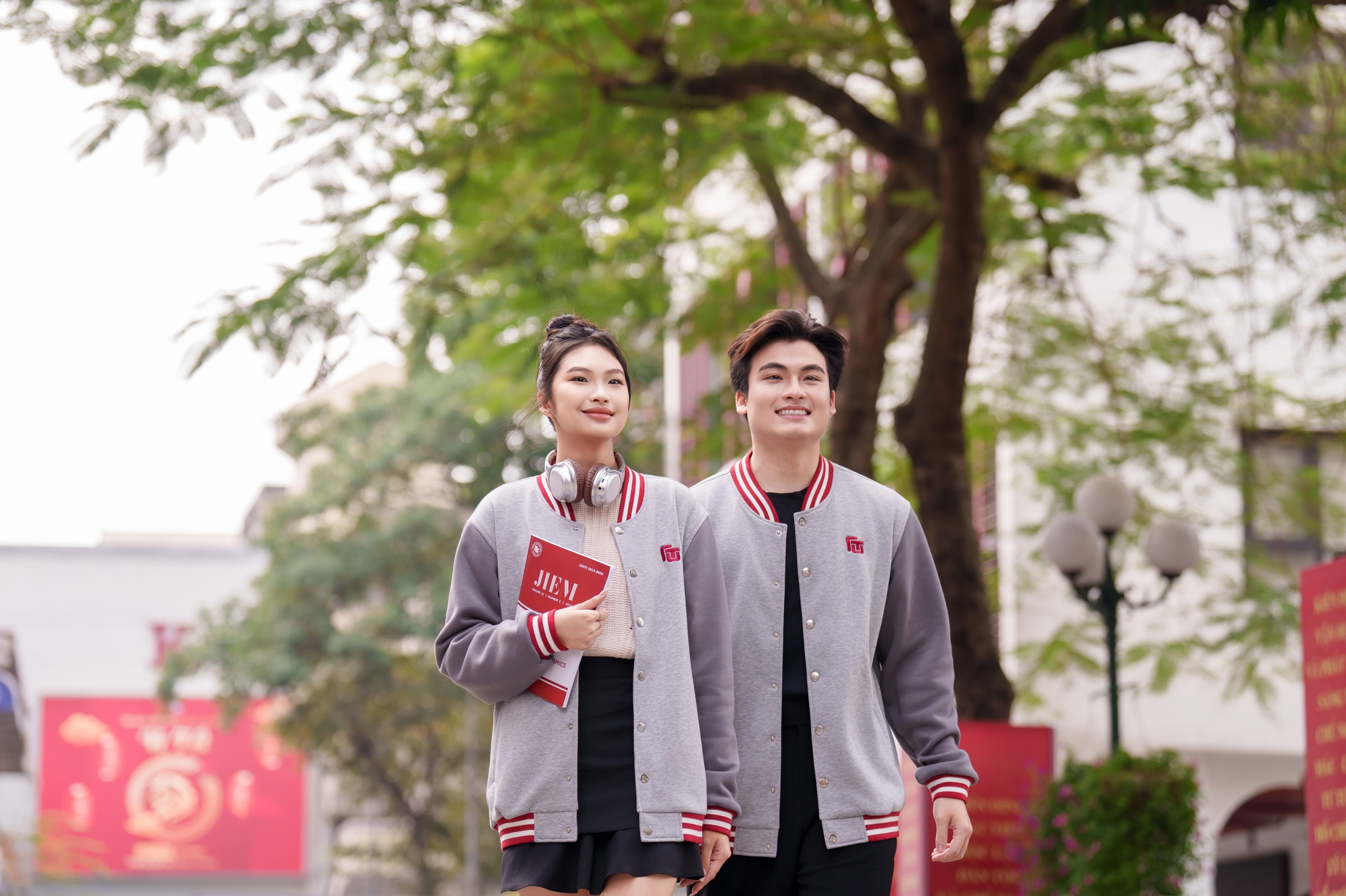 Ngôi trường Harvard Việt Nam gây chú ý với FTU áo khoác mới sành điệu cho sinh viên - Ảnh 2. Ngôi trường Harvard Việt Nam gây chú ý với FTU áo khoác mới sành điệu cho sinh viên - Ảnh 2.