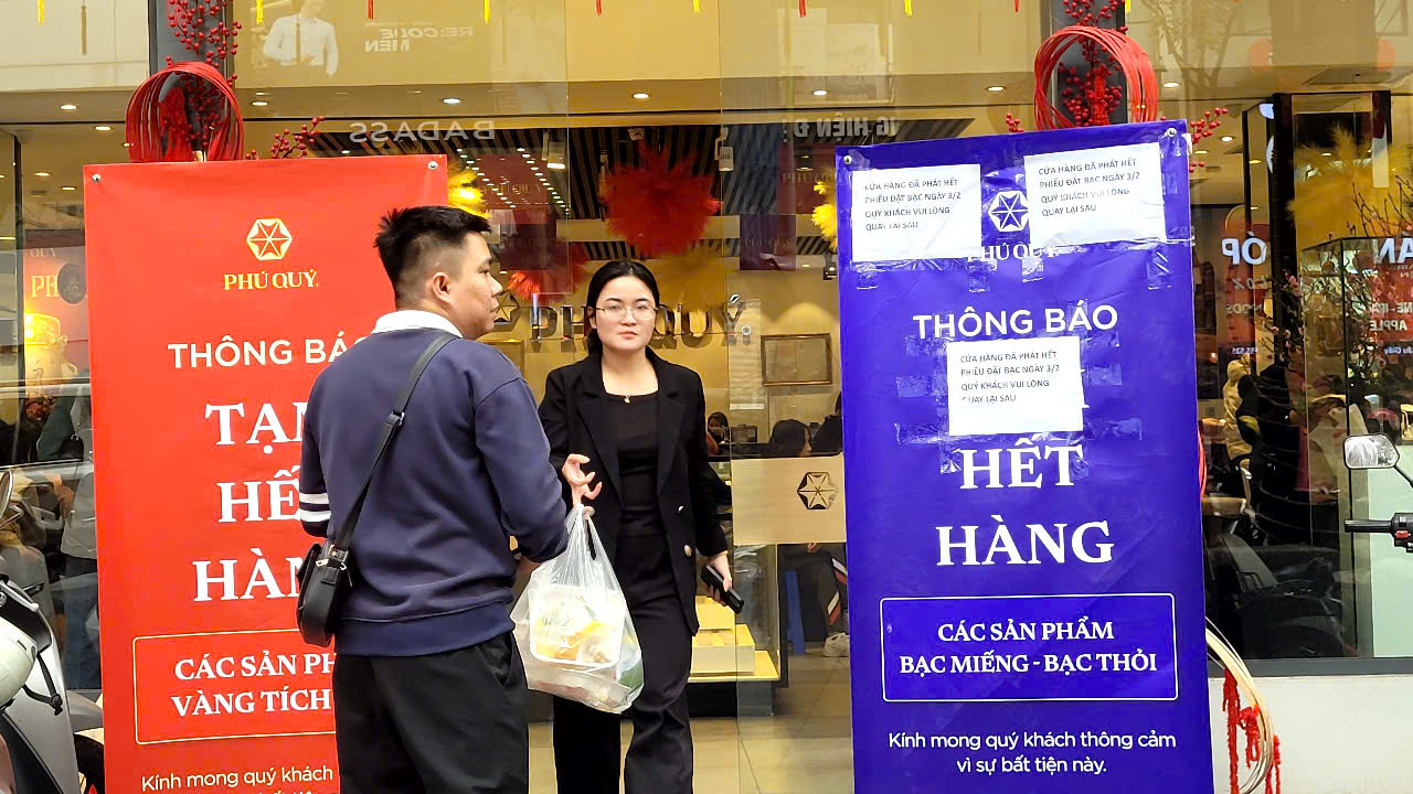 Cửa hàng vàng hết hàng , hàng trăm người chờ đợi mua vàng bạc ngày 3 - 2 - 2026 - Ảnh 2.