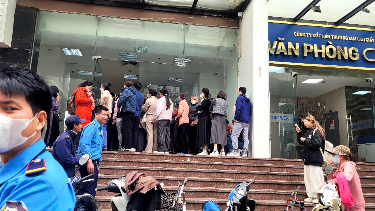 Cửa hàng vàng hết hàng , hàng trăm người chờ đợi mua vàng bạc ngày 3 - 2 - 2026 - Ảnh 3.