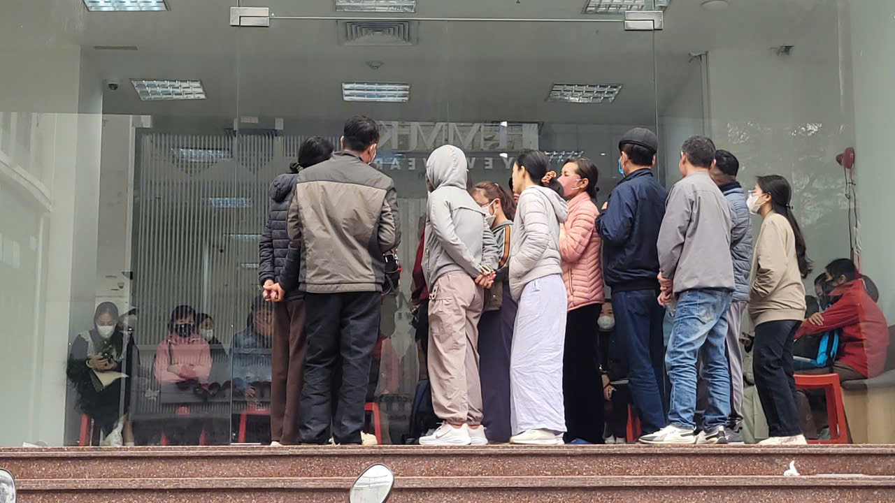 Cửa hàng vàng hết hàng , hàng trăm người chờ đợi mua vàng bạc ngày 3 - 2 - 2026 - Ảnh 5.