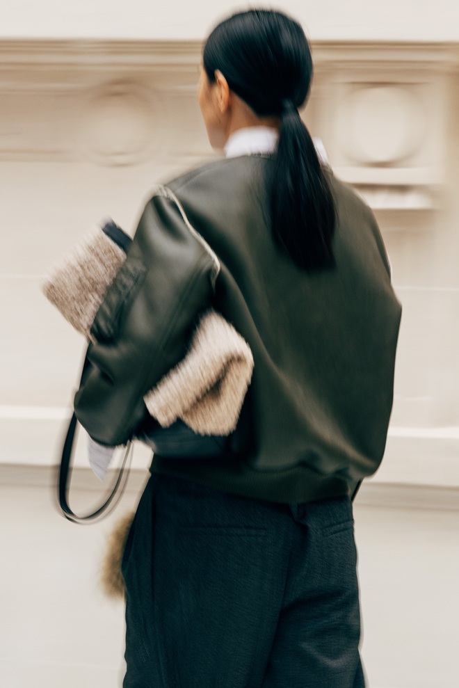 Cận cảnh tủ đồ của lữ khách đương đại giữa núi rừng và phố thị- Ảnh 1.