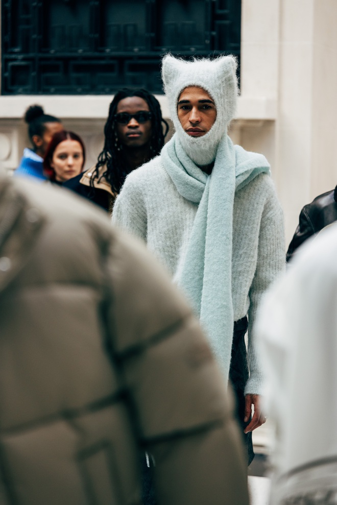 Cận cảnh tủ đồ của lữ khách đương đại giữa núi rừng và phố thị- Ảnh 6.