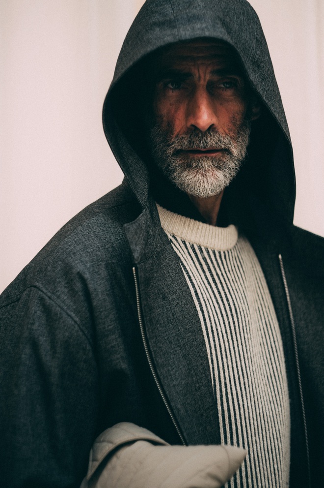 Cận cảnh tủ đồ của lữ khách đương đại giữa núi rừng và phố thị- Ảnh 7.