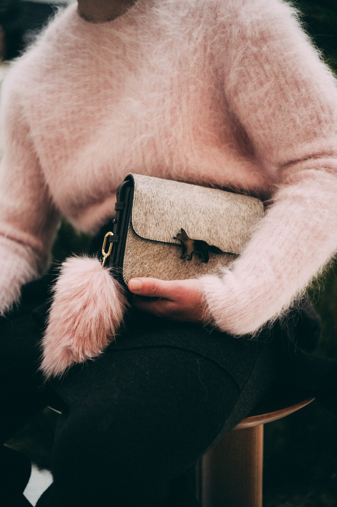 Cận cảnh tủ đồ của lữ khách đương đại giữa núi rừng và phố thị- Ảnh 8.