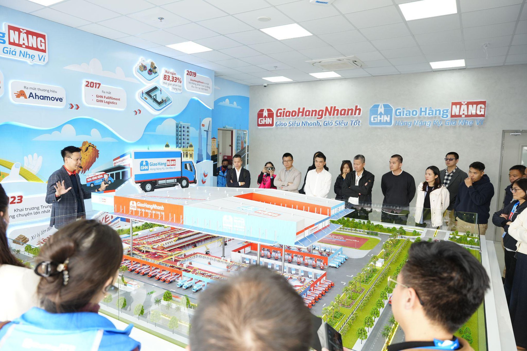 Có gì bên trong trung tâm trung chuyển Hưng Yên của Giao Hàng Nhanh? - Ảnh 1.