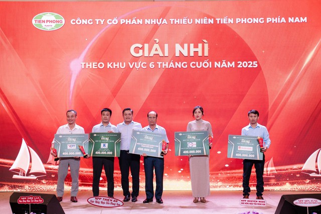 Tiền Phong Nam vinh danh 34 nhà phân phối tiêu biểu khu vực phía Nam - Ảnh 1. Tiền Phong Nam vinh danh 34 nhà phân phối tiêu biểu khu vực phía Nam - Ảnh 1.