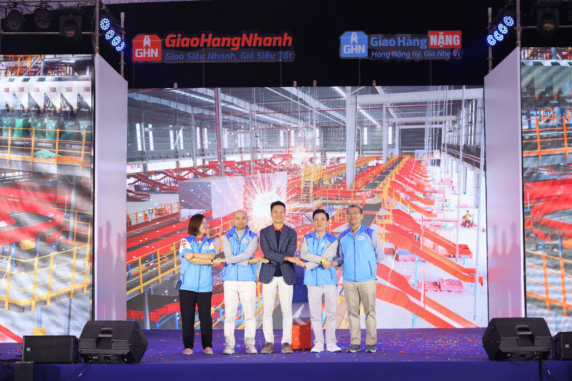 Có gì bên trong trung tâm trung chuyển Hưng Yên của Giao Hàng Nhanh? - Ảnh 2.