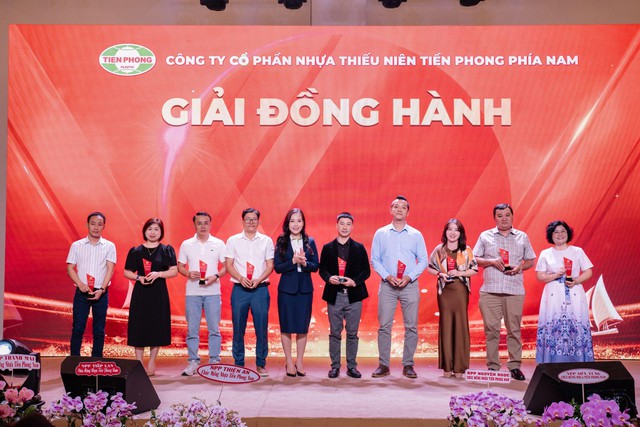 Tiền Phong Nam vinh danh 34 nhà phân phối tiêu biểu khu vực phía Nam - Ảnh 4. Tiền Phong Nam vinh danh 34 nhà phân phối tiêu biểu khu vực phía Nam - Ảnh 4.