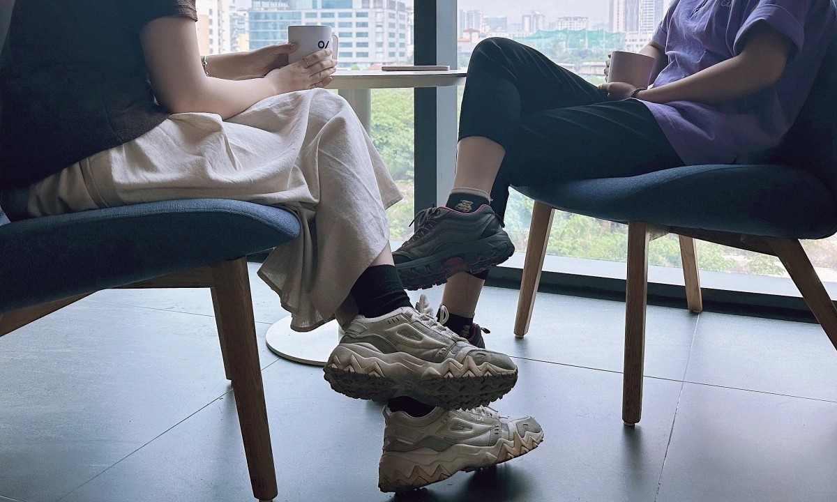 Tổn thương dây thần kinh do thói quen ngồi sai của học sinh lớp 10 tại Hàng Châu - Ảnh 2.