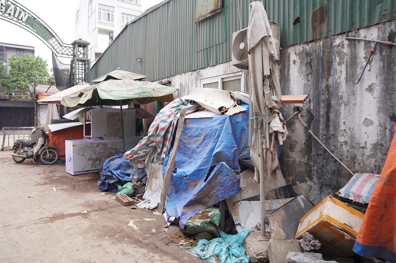 Khu sinh thái Vĩnh Hưng 15ha bỏ hoang thành bãi rác và sân pickleball - Ảnh 3. Khu sinh thái Vĩnh Hưng 15ha bỏ hoang thành bãi rác và sân pickleball - Ảnh 3.